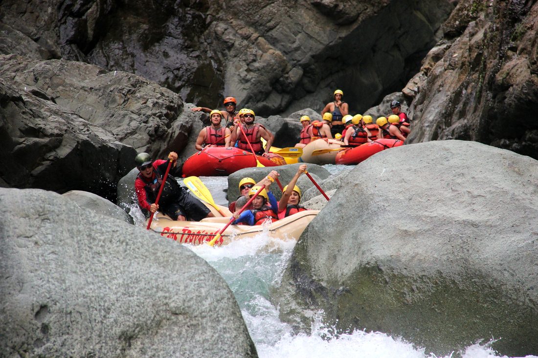 Rafts lined up between giant boulders on El Chorro