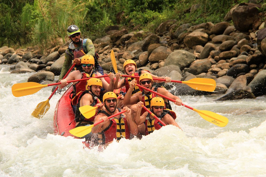 A crew paddling hard through a rapid on the Savegre