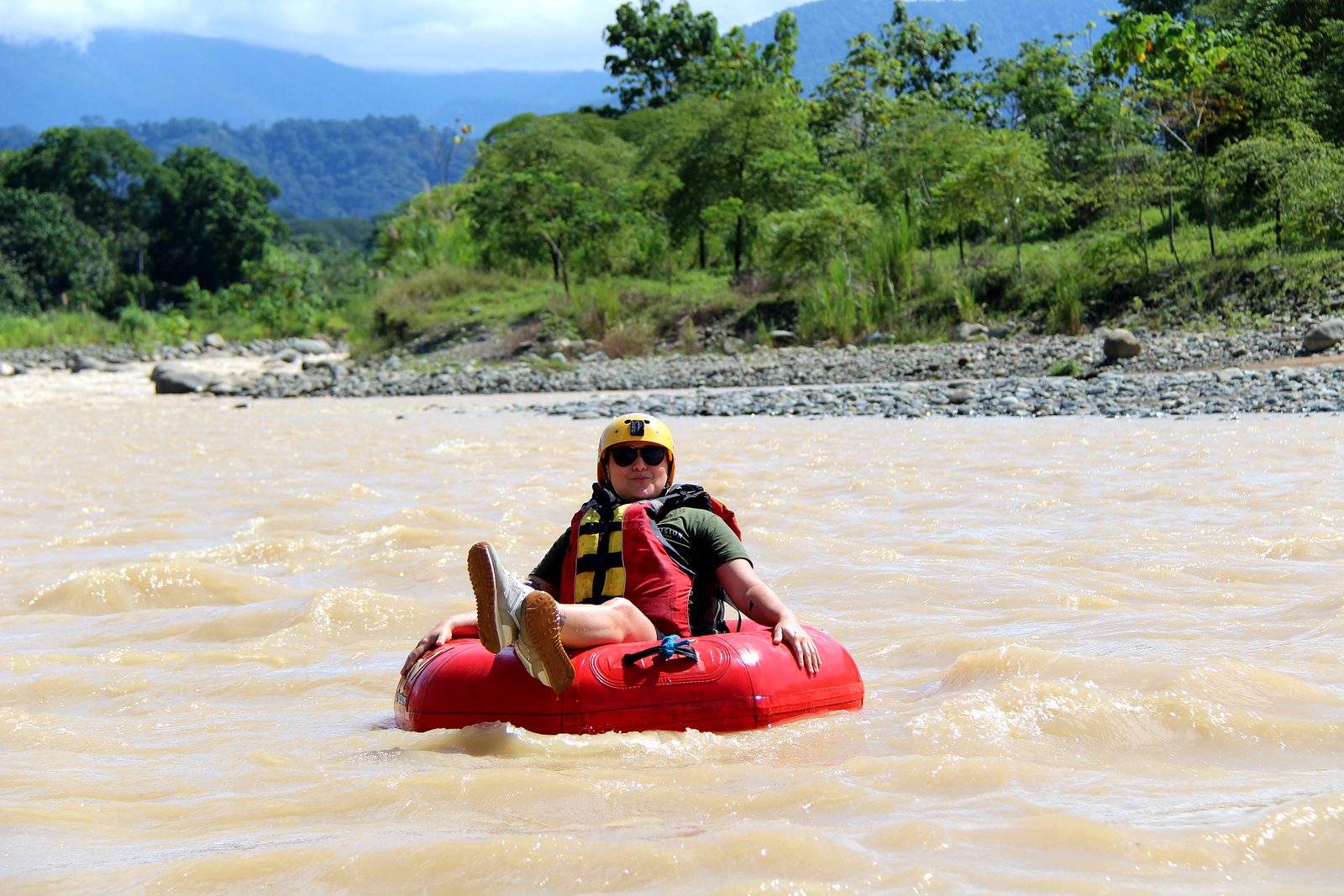 A guest in a tube on the Naranjo, with the mountains behind