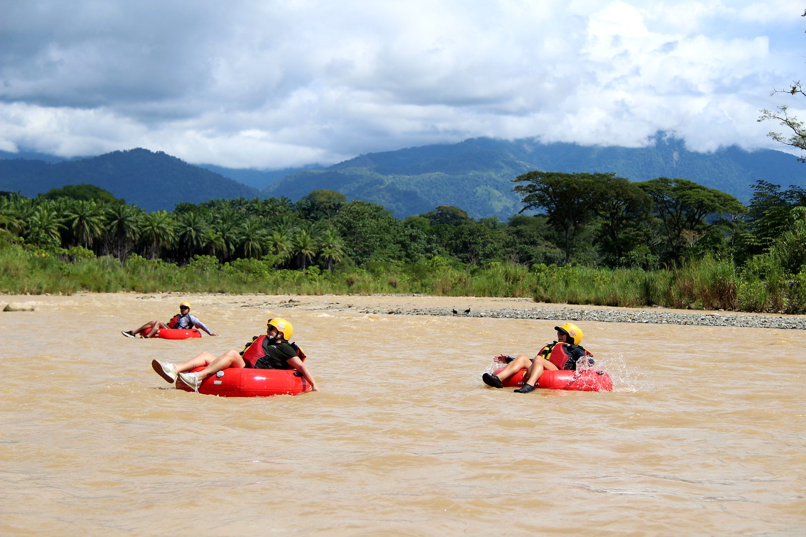 Guests drift on the wide Naranjo with the mountains behind