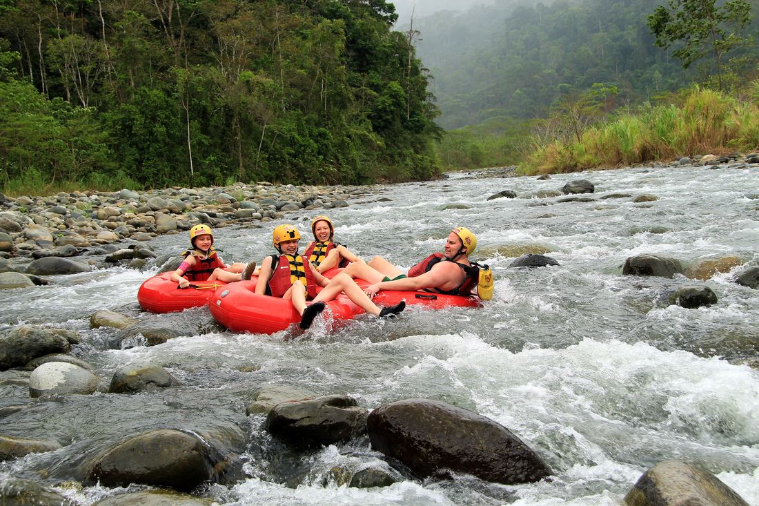A group floating in their tubes down the Savegre
